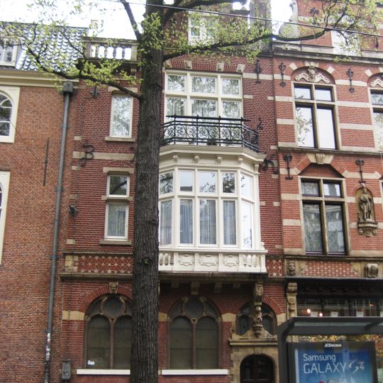 Pand met asymmetrische trapgevel in z.g. Oudhollandse neorenaissancestijl.