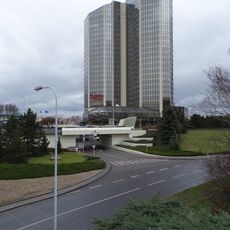 Most Kongresové ulice přes vjezd k hotelu Corinthia Towers