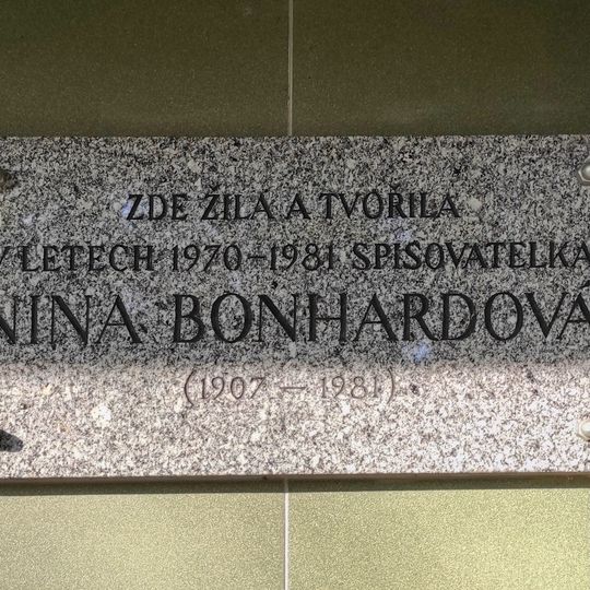 Plaque to Nina Bonhardová