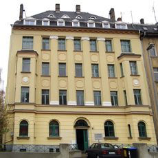 Mietshaus in geschlossener Bebauung konzipiert, mit Vorgarten und Einfriedung Heinrich-Lorenz-Straße 9