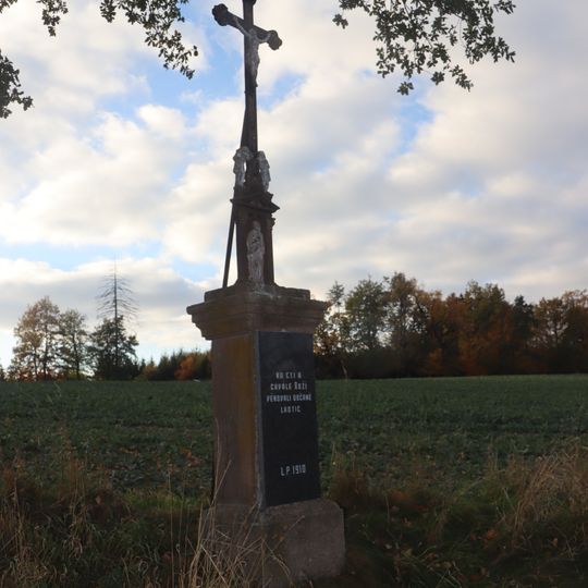 Kříž u cesty západně od Horních Lhotic