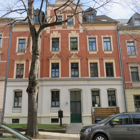 Mietshaus in geschlossener Bebauung mit Vorgarten Ludwig-Richter-Straße 24