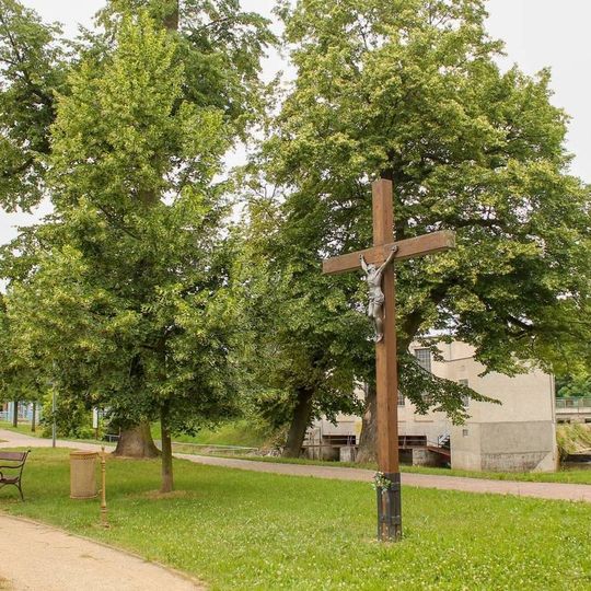 Dřevěný kříž v Litovli na náměstí Svobody