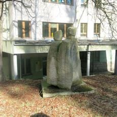 Kamenná plastika mezi budovami C a G nemocnice v Liberci