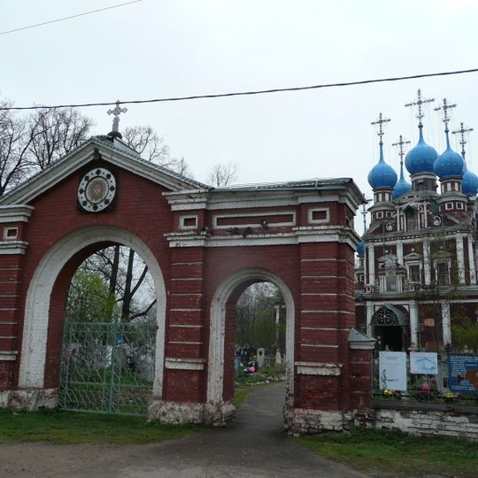 Ограда с двумя воротами и тремя угловыми башенками