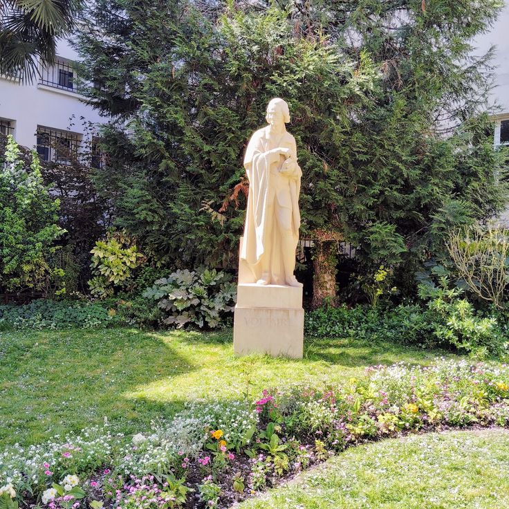 Statue De Voltaire