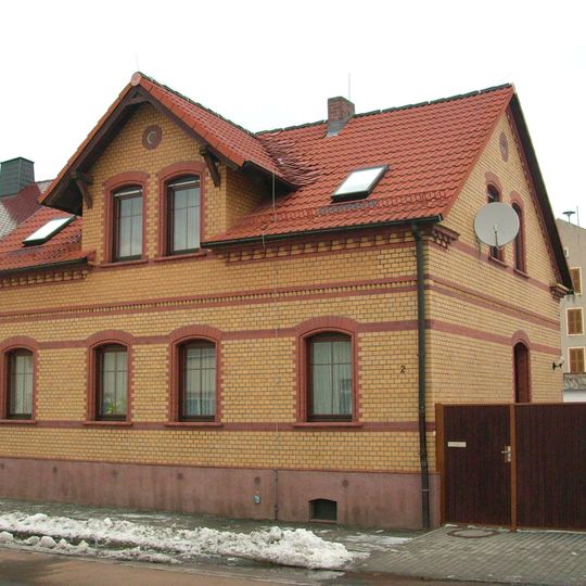 Wohnhaus, nach links in geschlossener Bebauung Rosa-Luxemburg-Straße 2
