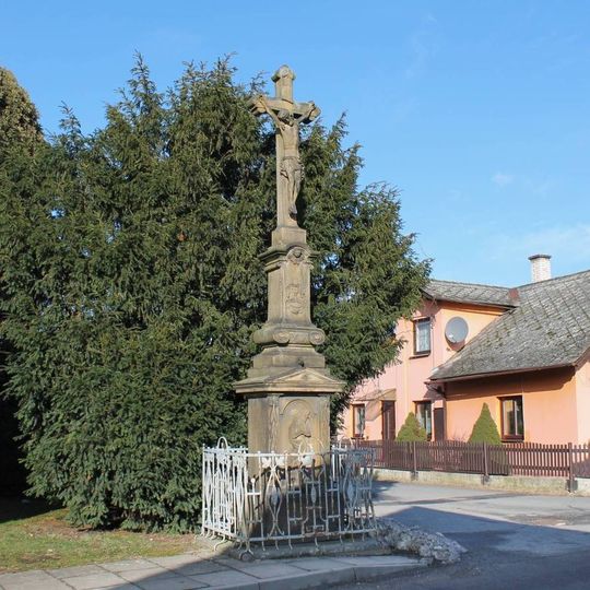 Kříž v Dolních Studénkách u kostela