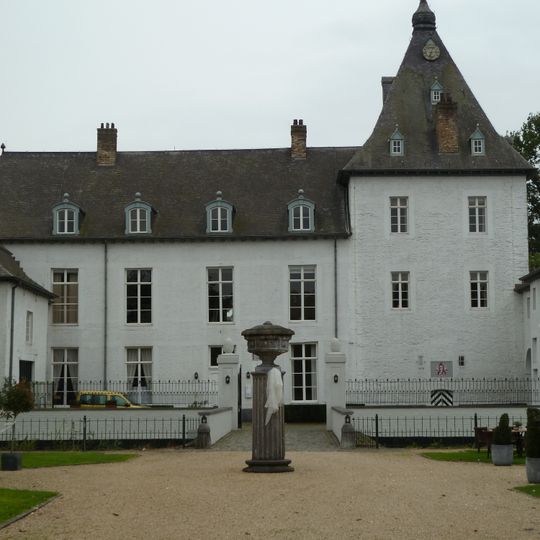 Kasteel Rijckholt: garden ornaments