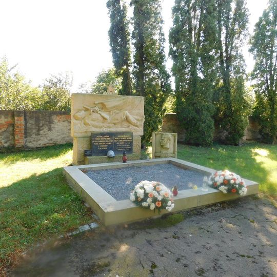 Pomník padlým rudoarmějcům na hřbitově v Českém Brodu