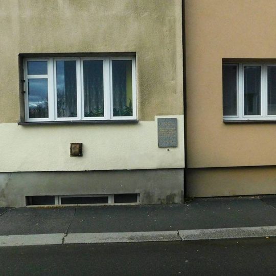 Pamětní deska padlým na barikádě v ulici Sdružení v Nuslích