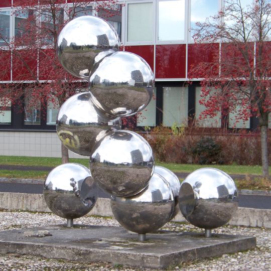 Kovová plastika Molekula v ulici Akademika Heyrovského v Hradci Králové