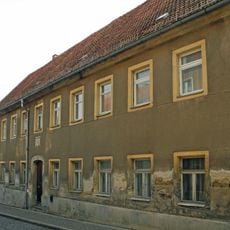 Wohnhaus ehemals in geschlossener Bebauung und drei Nebengebäude im Hof Leschestraße 8