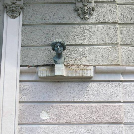 Pamětní deska Emy Destinové na domě Malostranské náměstí 37/23