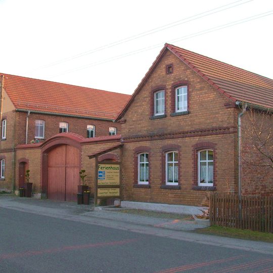 Bauernhof mit Wohnhaus, Ausgedingehaus, Seitengebäude, Hofmauer mit zwei kleinen Pforten und großem Torbogen Dorfstraße 41