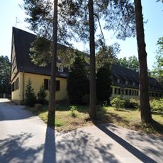 Ehemaliges Offiziersgebäude eines Luftnachrichtenlagers, jetzt Jugendhotel