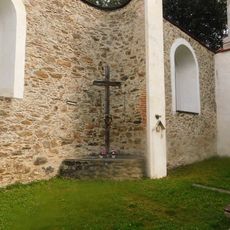 Kříž na místě bývalého oltáře Panny Marie v ruině kostela ve Vysoké
