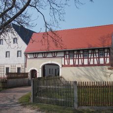 Wohnstallhaus und Seitengebäude (Torhaus) eines Vierseithofes Waldenburger Straße 55