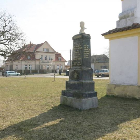Pomník padlým na náměstí v osadě Vrbice