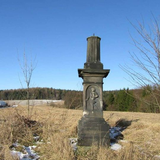 Kříž u Hynčiny vedle polní cesty