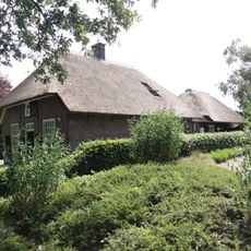 Dorpswoning onder rieten wolfsdak