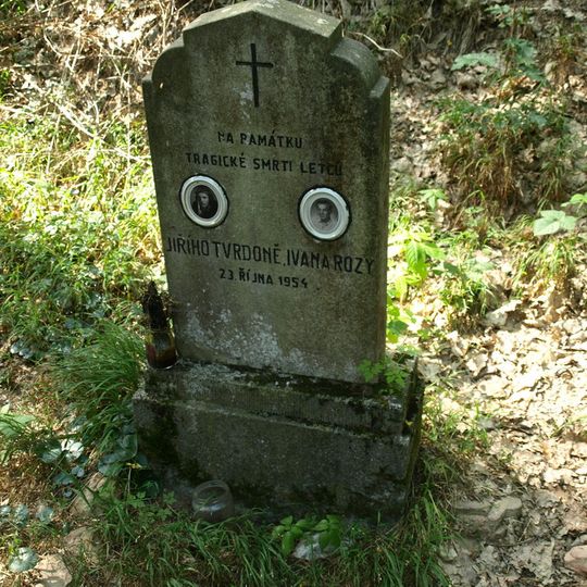 Pomník Jiřího Tvrdoně a Ivana Rozy nad Rozdrojovicemi