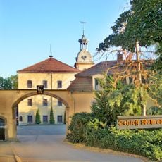 Schloss, zwei Wohn- und Wirtschaftsgebäude, Stallgebäude (Einzeldenkmale zu ID-Nr. 09223932) Hauptstraße 1