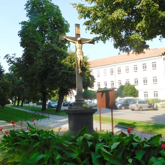 Kříž u kostela ve Slavkově u Brna