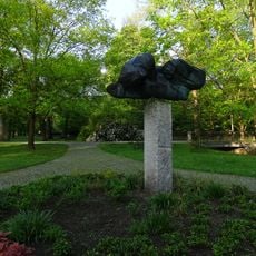 Kovová plastika v Komenského sadech v Třeboni