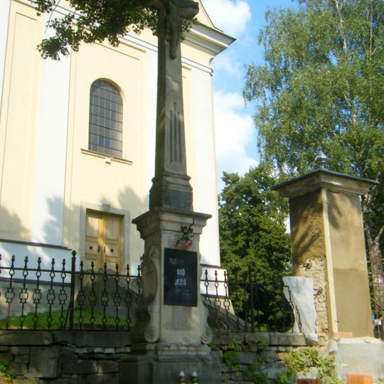 Kříž u kostela