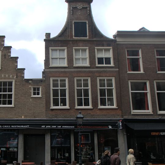 Pand met klokgevel met horizontale banden, bekroond door driehoekig fronton met vazen op de hoeken