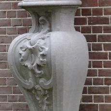 Lyndenstein, borstbeelden op piëdestals