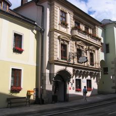 Gasthof Deim (ehem. Kronberger) mit Teil der inneren Stadtmauer und Zwinger