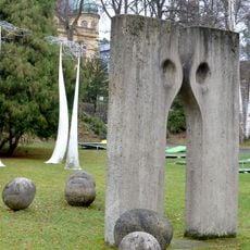 Kamenná plastika Brána snů u minigolfu v Masarykově ulici v Liberci