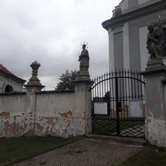 Socha svatého Jana Nepomuckého u brány ke kostelu ve Vejprnicích