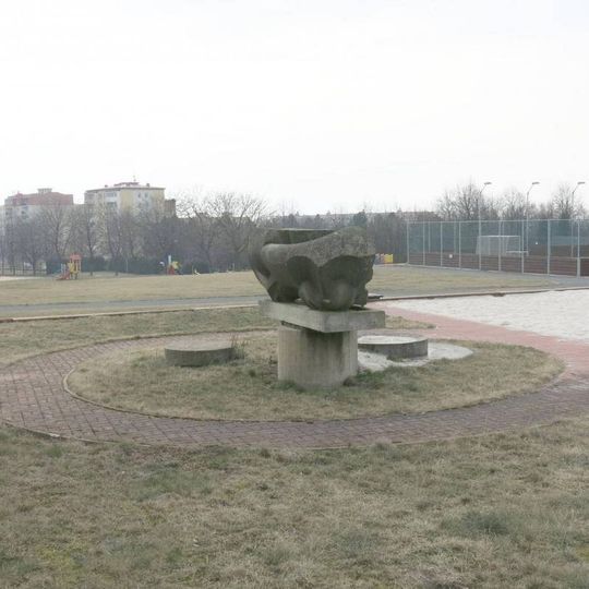 Kamenná plastika v zahradě Aquadromu v Mostě