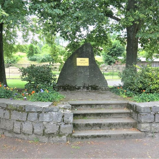 Pomník obětem 2. světové války v parku v centru Mikulášovic