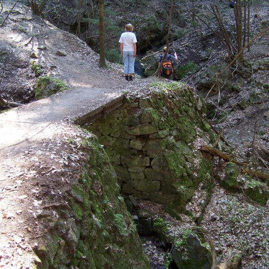 Lávka Posázavské stezky přes potok od osady Úsvit