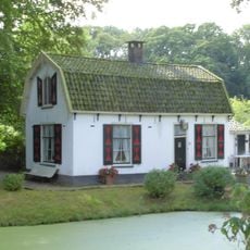 Middenhoek: Dienstwoning