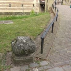 Heeswijk: los klein element langs toegangspad