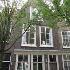 Pand met puntgevel met goede pui