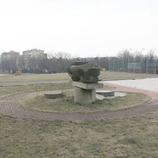 Kamenná plastika v zahradě Aquadromu v Mostě