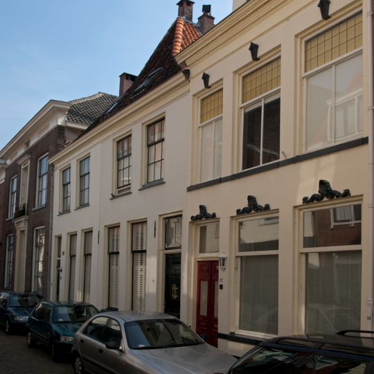 Pand met gepleisterde gevel en rechte kroonlijst