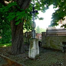 Kříž u kostela v Rovné