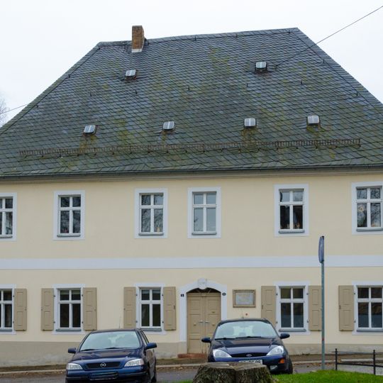 Pfarrhaus mit Gellert-Gedenktafel, östliches Seitengebäude und Pfarrgarten eines Pfarrhofes Gellertplatz 5