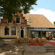 Pand met trapgevel met klimmend boogfries, herbouwd in modern materiaal 1962