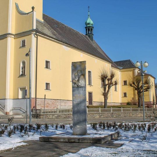 Pomník padlým v Lošticích před školou