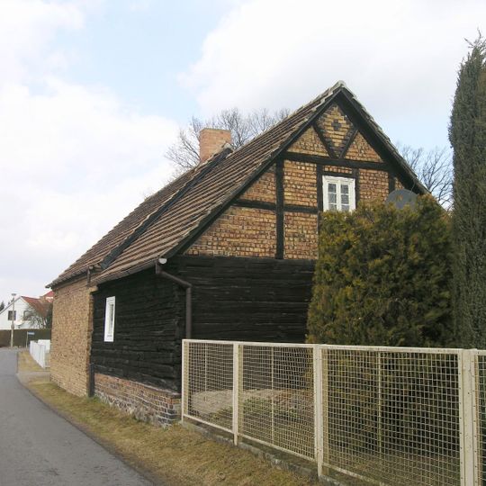 Schrotholzwohnhaus und Scheune eines Bauernhofes Wiesengrund 1
