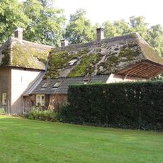 Boerderij, waarvan het met een rieten schilddak gedekte woonhuis dwars op de stal gebouwd is