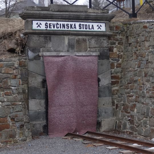 Portál ševčinské průjezdní štoly